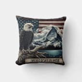 山と旗の背景を持つワシ クッション (正面)