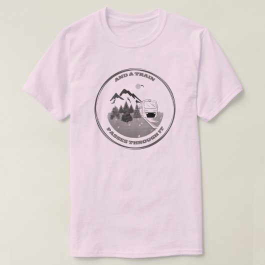 山と木と風光明媚な旅 Tシャツ (デザイン正面)