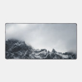 山と柔らかい雲の鋭いエッジ デスクマット (正面)