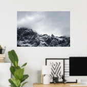 山と柔らかい雲の鋭いエッジ ポスター (ホームオフィス)