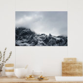 山と柔らかい雲の鋭いエッジ ポスター (キッチン)