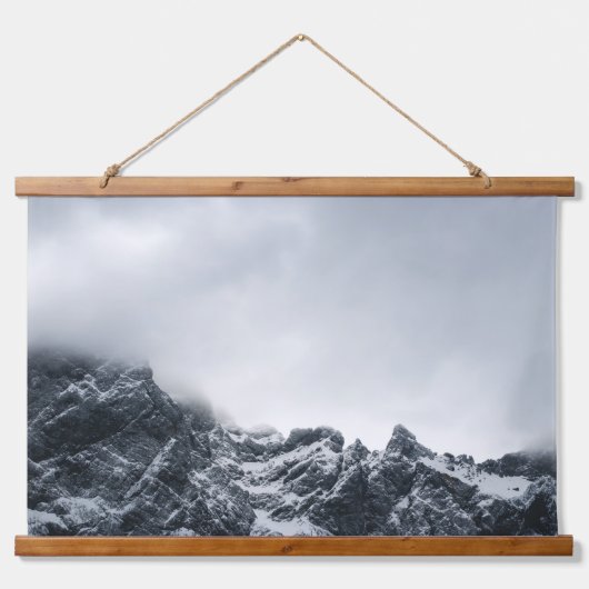 山と柔らかい雲の鋭いエッジ 吊り下げ型タペストリー (正面)