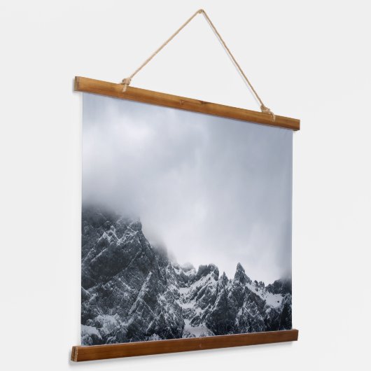 山と柔らかい雲の鋭いエッジ 吊り下げ型タペストリー (傾斜あり)