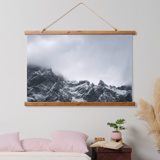 山と柔らかい雲の鋭いエッジ 吊り下げ型タペストリー (寝室)