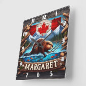 山と森の近くで泳ぐカナディアン・ビーバー スクエア壁時計 (傾斜)