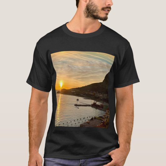 山と海に浮かぶオレンジ色の夕日 Tシャツ (正面)