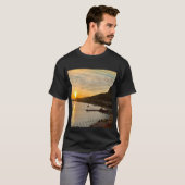 山と海に浮かぶオレンジ色の夕日 Tシャツ (正面フル)