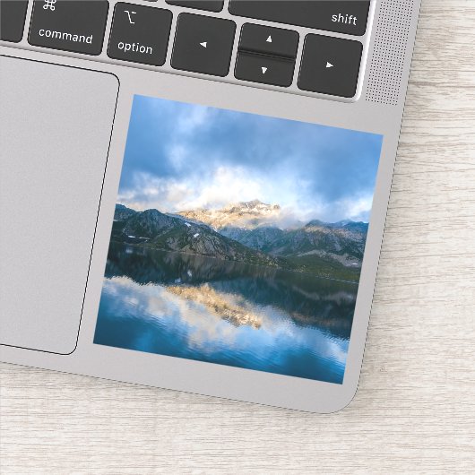 山と湖の風光明媚な自然写真 シール (詳細)