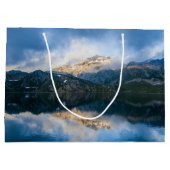 山と湖の風光明媚な自然写真 ラージペーパーバッグ (裏面)