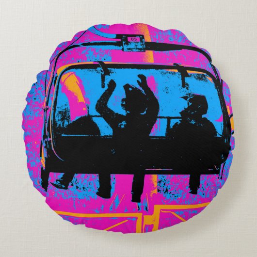 山に乗る – 山のバイクもしくは自転車に乗る人 ラウンドクッション (正面)