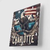 山に囲まれたシャーロットを見下ろすハゲのワシ スクエア壁時計 (傾斜)