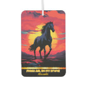 山に囲まれた夕暮れ時に黒馬が駆ける カーエアーフレッシュナー (正面)