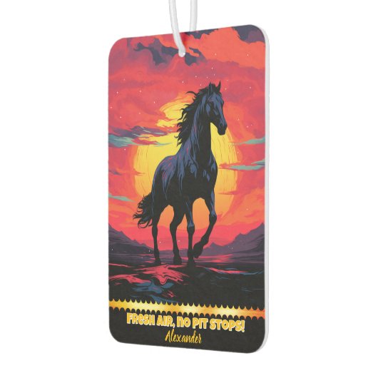 山に囲まれた夕暮れ時に黒馬が駆ける カーエアーフレッシュナー (左)