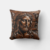 山に囲まれた森で彫られたイエス クッション (正面)