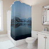 山に囲まれた湖 シャワーカーテン (インサイチュ)