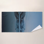 山に囲まれた湖 バスタオル (バスタオル)