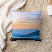 山に囲まれた霧の絶景 クッション (ブランケット)