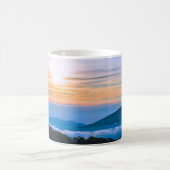 山に囲まれた霧の絶景 コーヒーマグカップ (中央)