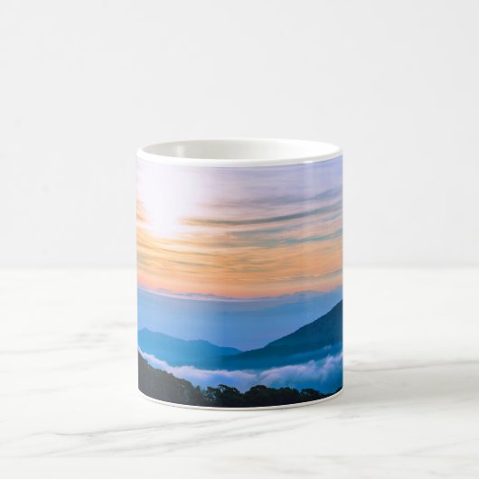 山に囲まれた霧の絶景 コーヒーマグカップ (中央)