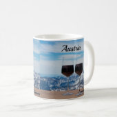 山に対して赤ワインのグラスを2つ コーヒーマグカップ (正面右)