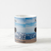 山に対して赤ワインのグラスを2つ コーヒーマグカップ (中央)