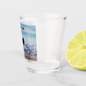 山に対して赤ワインのグラスを2つ ショットグラス (右)