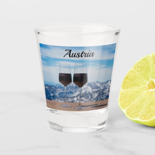 山に対して赤ワインのグラスを2つ ショットグラス (正面)