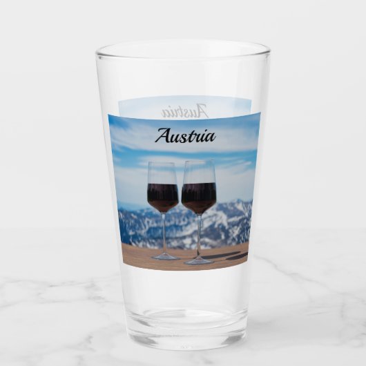 山に対して赤ワインのグラスを2つ タンブラーグラス (正面)