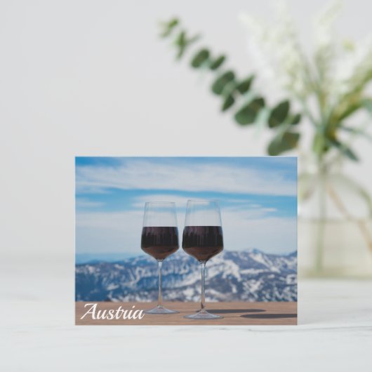 山に対して赤ワインのグラスを2つ ポストカード (スタンド正面)