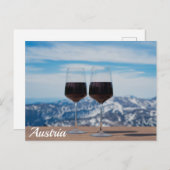 山に対して赤ワインのグラスを2つ ポストカード (正面/裏面)