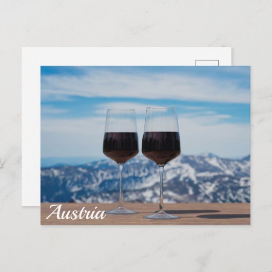 山に対して赤ワインのグラスを2つ ポストカード (正面/裏面)