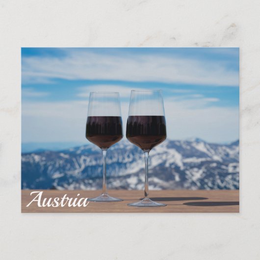 山に対して赤ワインのグラスを2つ ポストカード (正面)