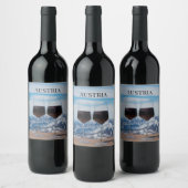 山に対して赤ワインのグラスを2つ ワインラベル (ボトル)