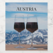 山に対して赤ワインのグラスを2つ ワインラベル (シングルラベル)