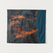 山に日没の光威厳のある灯 タペストリー (正面(横))