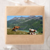 山に浮かぶ美しい牛 ラベル (インサイチュ)