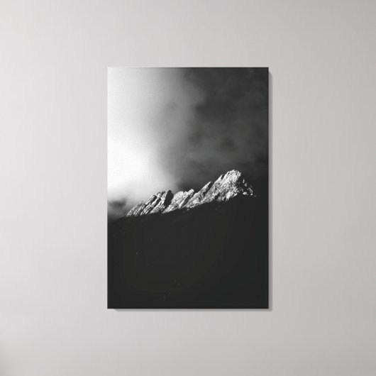 山に黒と白の最後の太陽光線 キャンバスプリント (正面)