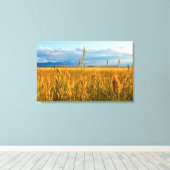 山のある小麦の畑に日光が当たる キャンバスプリント (インサイチュ (ウッドフロア))