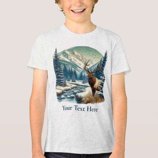 山のそばの小川に立つエルク トライブレンドTシャツ (正面)