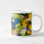 山のようなカラフルの羽 ジャンボコーヒーマグカップ (右)