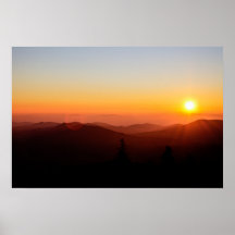 山のオレンジ色のロマンチックな夕焼け