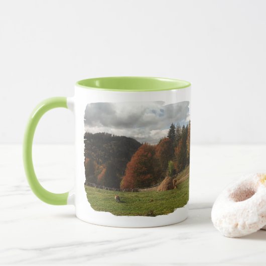 山のキツネと干し草の山の秋 マグカップ (ドーナツ)