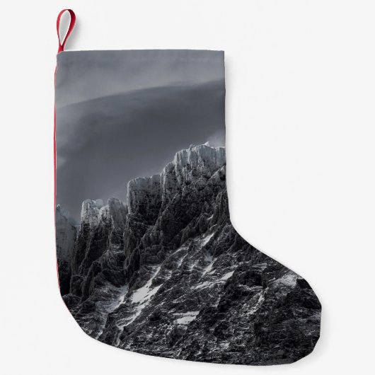 山のグレースケール写真 スモールクリスマスストッキング (正面)