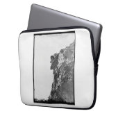 山のコンピュータのケースの老人 ラップトップスリーブ (正面左)