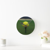 山のゴルフコースの黄色いゴルフ・ボール ラウンド壁時計 (ホーム)