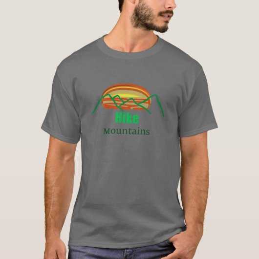 山のシルエットと山登りの日の入りTシャツ Tシャツ (正面)