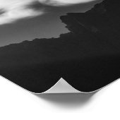 山のシルエットの上の雲 ポスター (角)