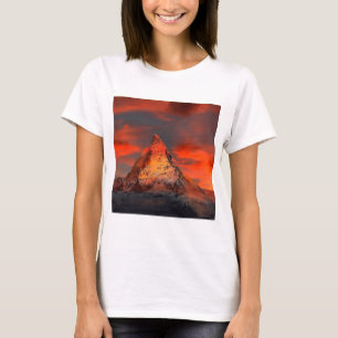 山のスイス連邦共和国マッターホルンZermattの赤の空 Tシャツ