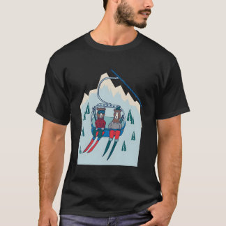 山のスキーリフトに座るクマ クリスマス Tシャツ