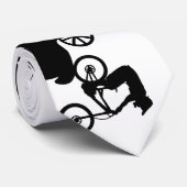 山のバイクもしくは自転車に乗る人のタイの進化 ネクタイ (ロール)